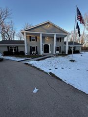 712 W Shady LANE, Mequon, WI 53097