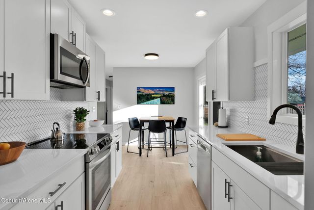 1810 W Honeysuckle AVE, Hayden, ID 83835