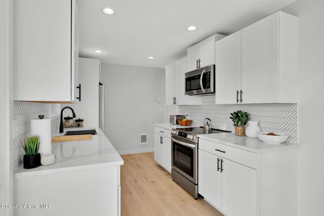 1810 W Honeysuckle AVE, Hayden, ID 83835