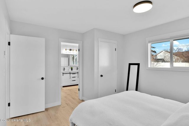 1810 W Honeysuckle AVE, Hayden, ID 83835