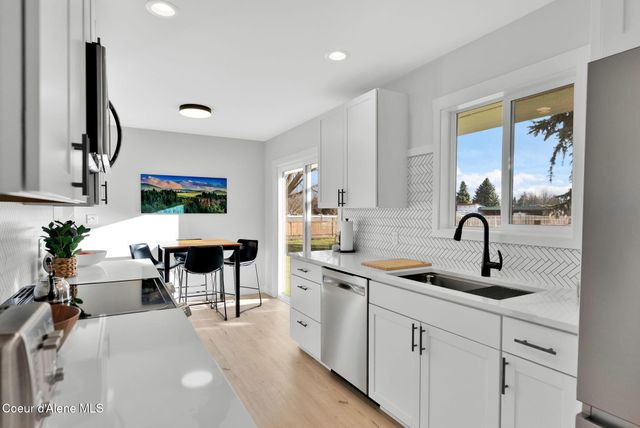 1810 W Honeysuckle AVE, Hayden, ID 83835