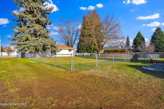 1810 W Honeysuckle AVE, Hayden, ID 83835