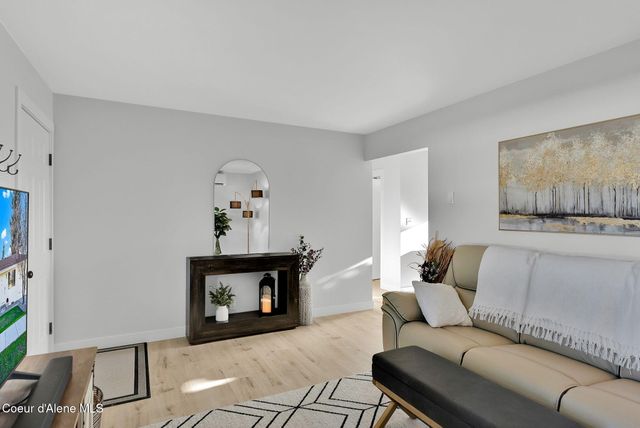 1810 W Honeysuckle AVE, Hayden, ID 83835