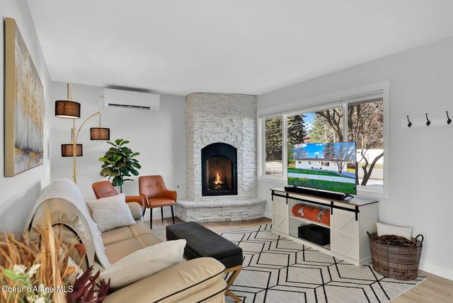 1810 W Honeysuckle AVE, Hayden, ID 83835