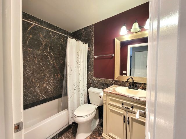 351 Newgate Court 2A, Schaumburg, IL 60193