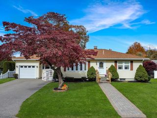 15 Fermanagh St, Haverhill, MA 01835