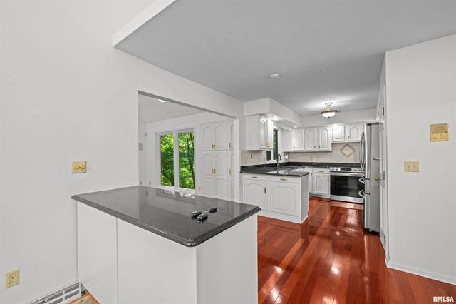 5 WHITE OAK Court, Moline, IL 61265