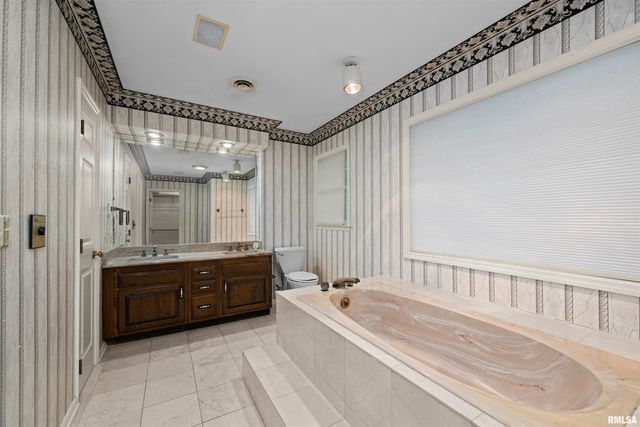 5 WHITE OAK Court, Moline, IL 61265