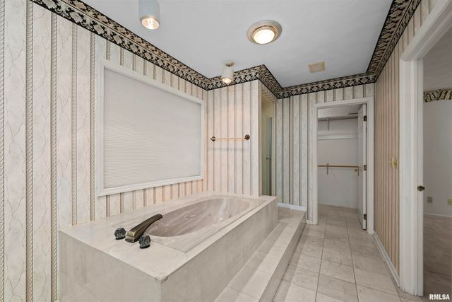 5 WHITE OAK Court, Moline, IL 61265