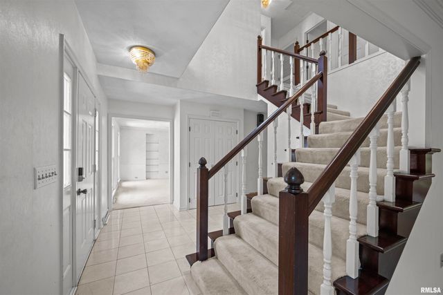 5 WHITE OAK Court, Moline, IL 61265