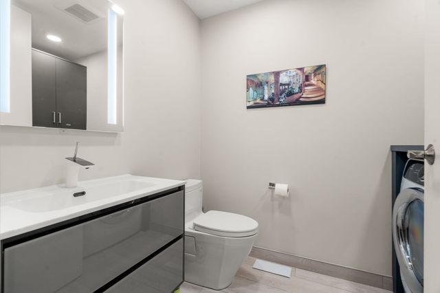 213 Nahanton St 213, Newton, MA 02459