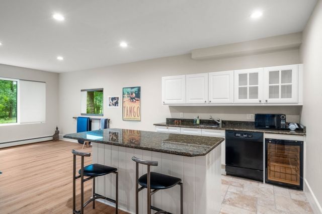213 Nahanton St 213, Newton, MA 02459