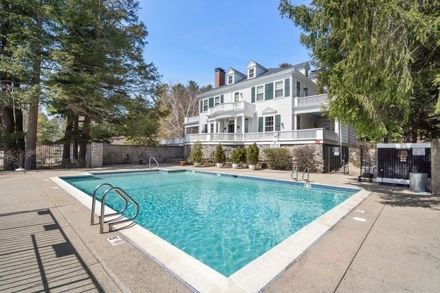 213 Nahanton St 213, Newton, MA 02459