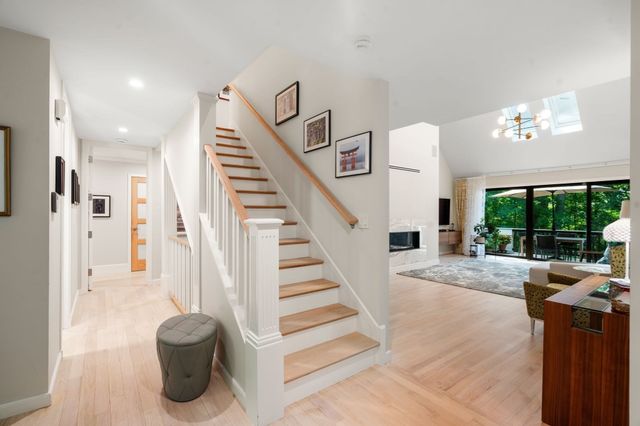 213 Nahanton St 213, Newton, MA 02459