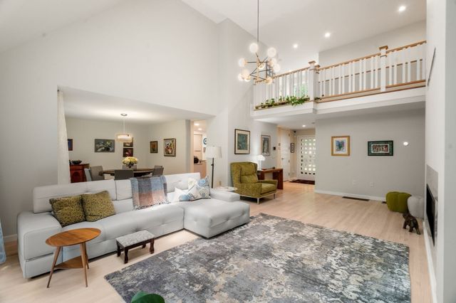 213 Nahanton St 213, Newton, MA 02459