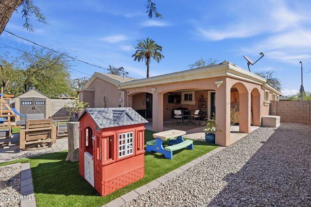 2422 N 37th Street, Phoenix, AZ 85008