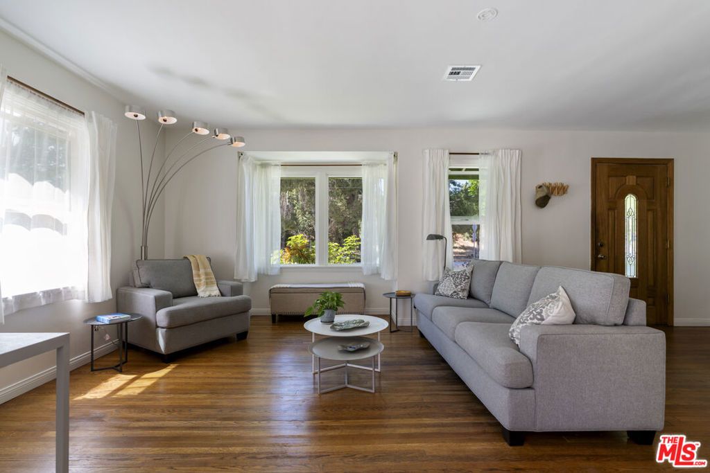 Image 11 of property listing at 14142 Hortense Street, Los Angeles, CA 91423