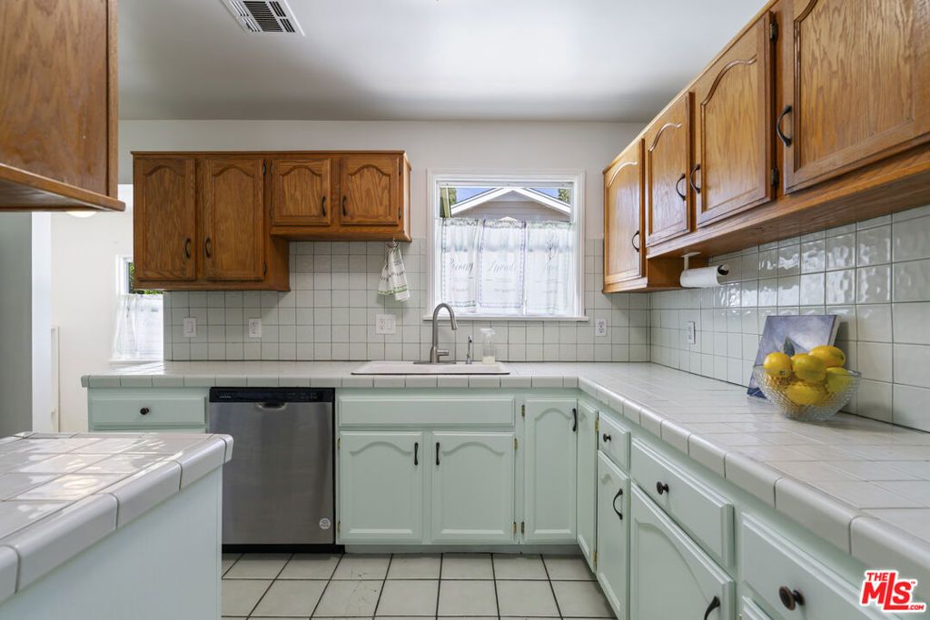 Image 16 of property listing at 14142 Hortense Street, Los Angeles, CA 91423