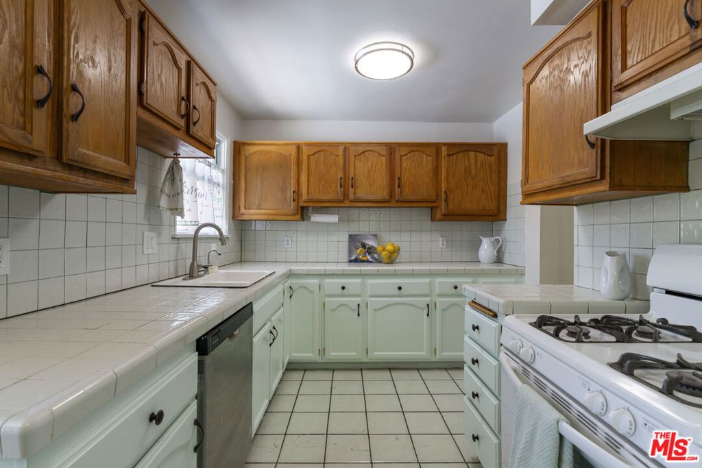 Image 18 of property listing at 14142 Hortense Street, Los Angeles, CA 91423