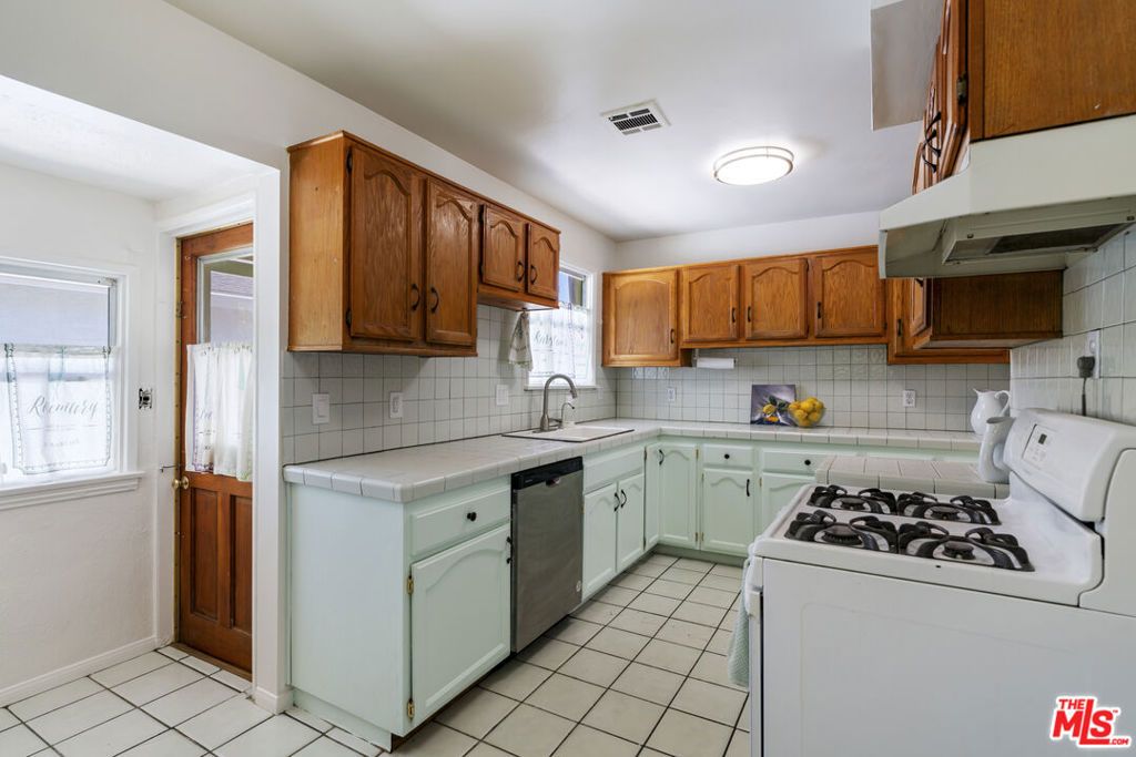 Image 19 of property listing at 14142 Hortense Street, Los Angeles, CA 91423