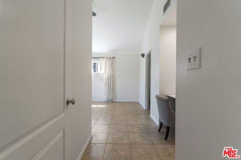 Image 21 of property listing at 14142 Hortense Street, Los Angeles, CA 91423
