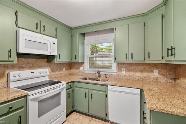 6 Coffman CIR, Hampton, VA 23669