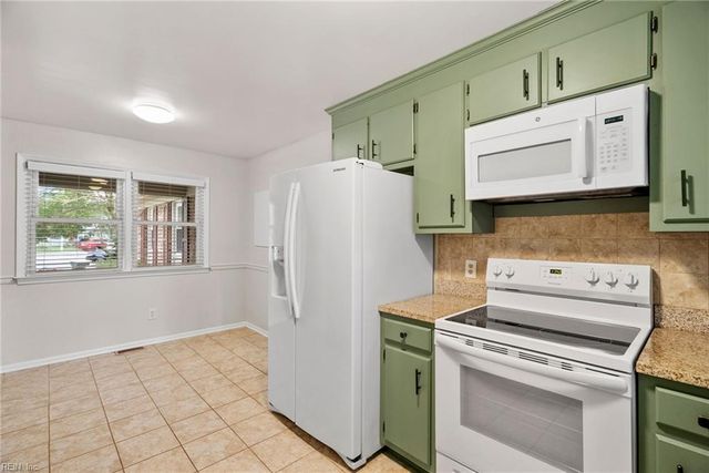 6 Coffman CIR, Hampton, VA 23669