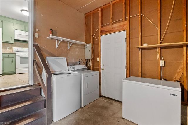 6 Coffman CIR, Hampton, VA 23669