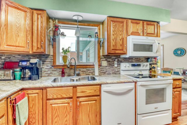 35 S Woodcrest Drive N, Fargo, ND 58102