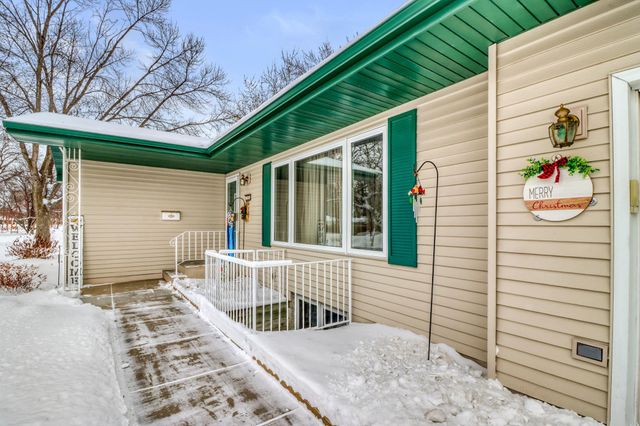 35 S Woodcrest Drive N, Fargo, ND 58102