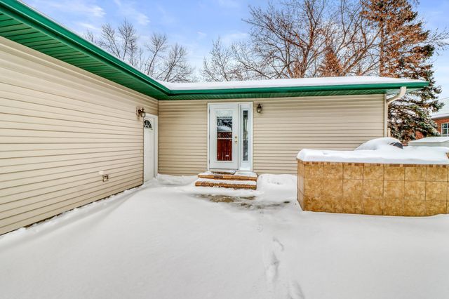 35 S Woodcrest Drive N, Fargo, ND 58102