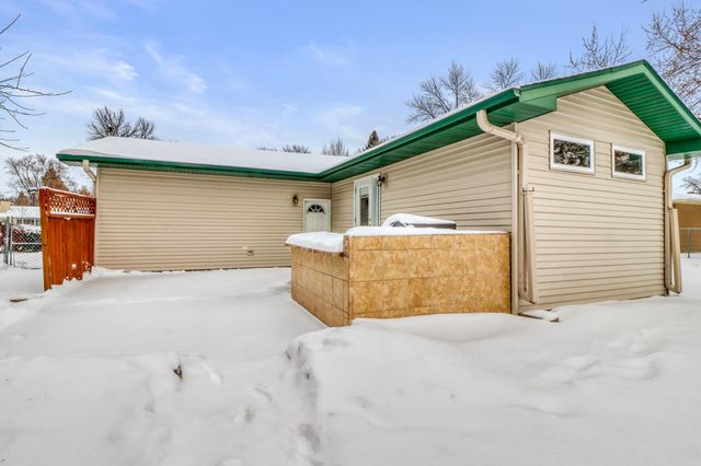 35 S Woodcrest Drive N, Fargo, ND 58102