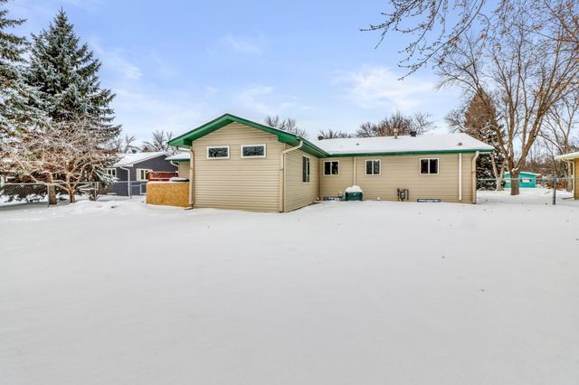 35 S Woodcrest Drive N, Fargo, ND 58102
