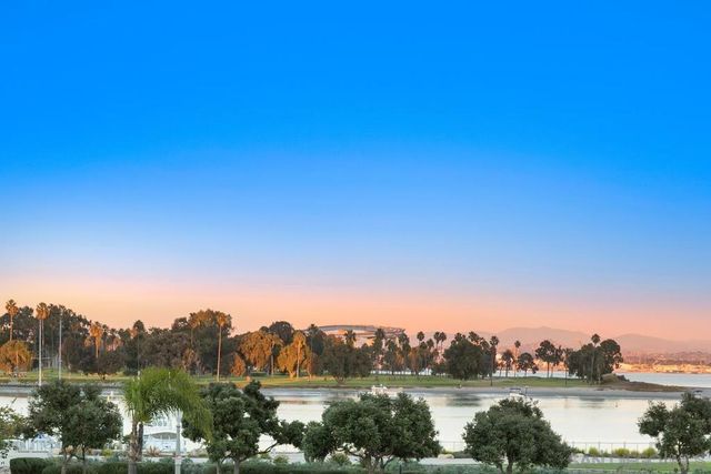1770 Avenida Del Mundo 106, Coronado, CA 92118