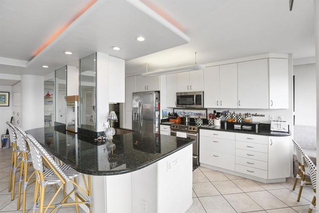 1770 Avenida Del Mundo 106, Coronado, CA 92118