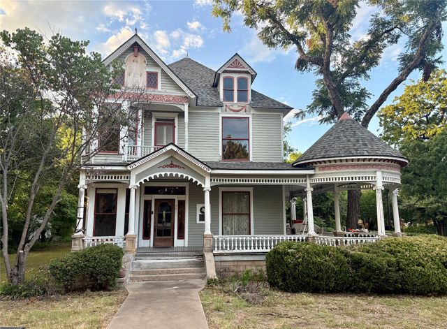 221 E Bridge Street, Granbury, TX 76048