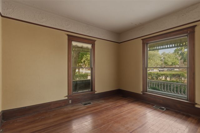 221 E Bridge Street, Granbury, TX 76048
