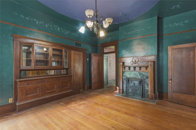 221 E Bridge Street, Granbury, TX 76048