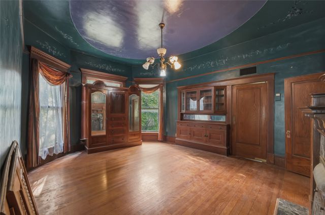 221 E Bridge Street, Granbury, TX 76048