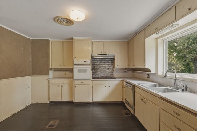 221 E Bridge Street, Granbury, TX 76048