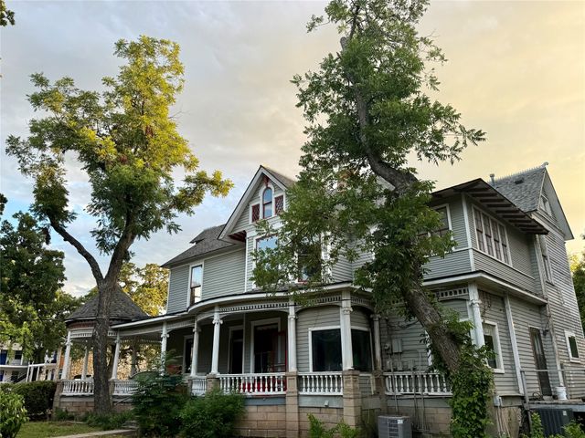 221 E Bridge Street, Granbury, TX 76048