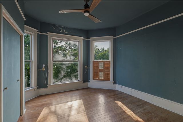 221 E Bridge Street, Granbury, TX 76048