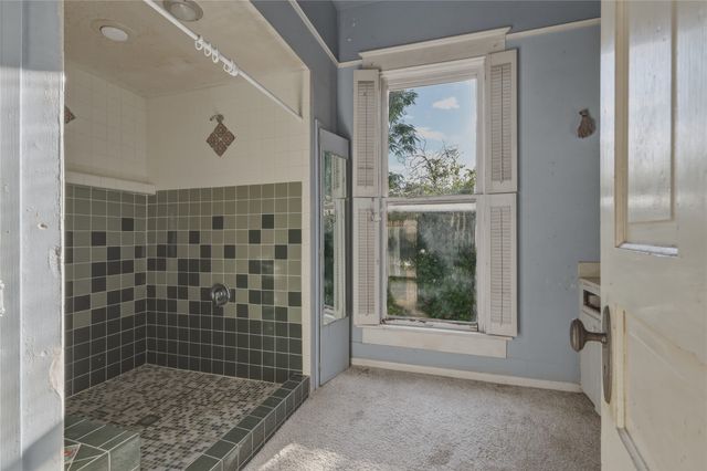 221 E Bridge Street, Granbury, TX 76048