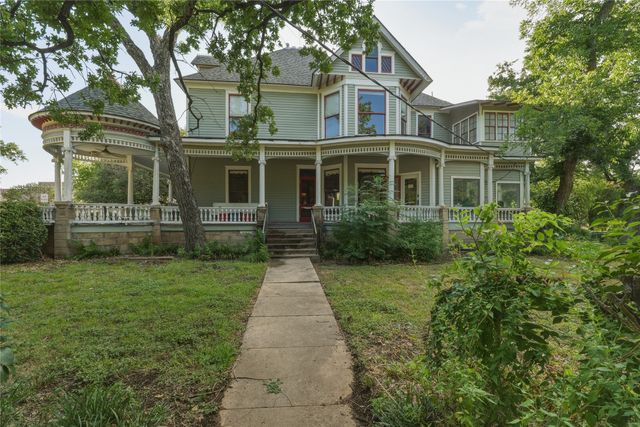 221 E Bridge Street, Granbury, TX 76048