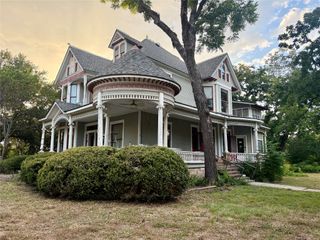 221 E Bridge Street, Granbury, TX 76048