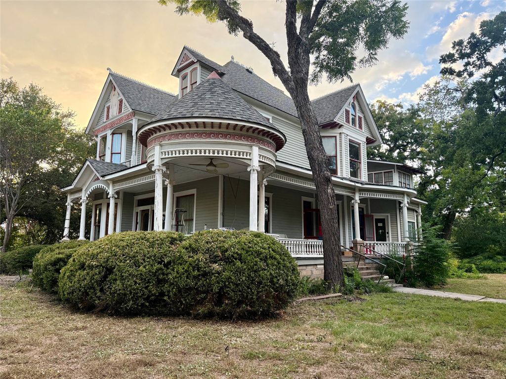 221 E Bridge Street, Granbury, TX 76048