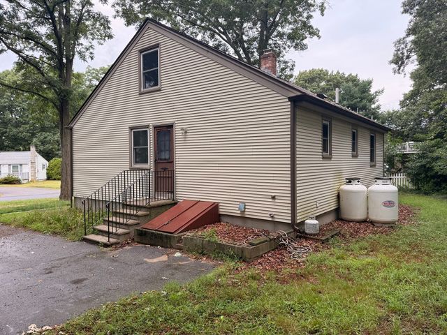 16 Assonet Blvd, Freetown, MA 02702