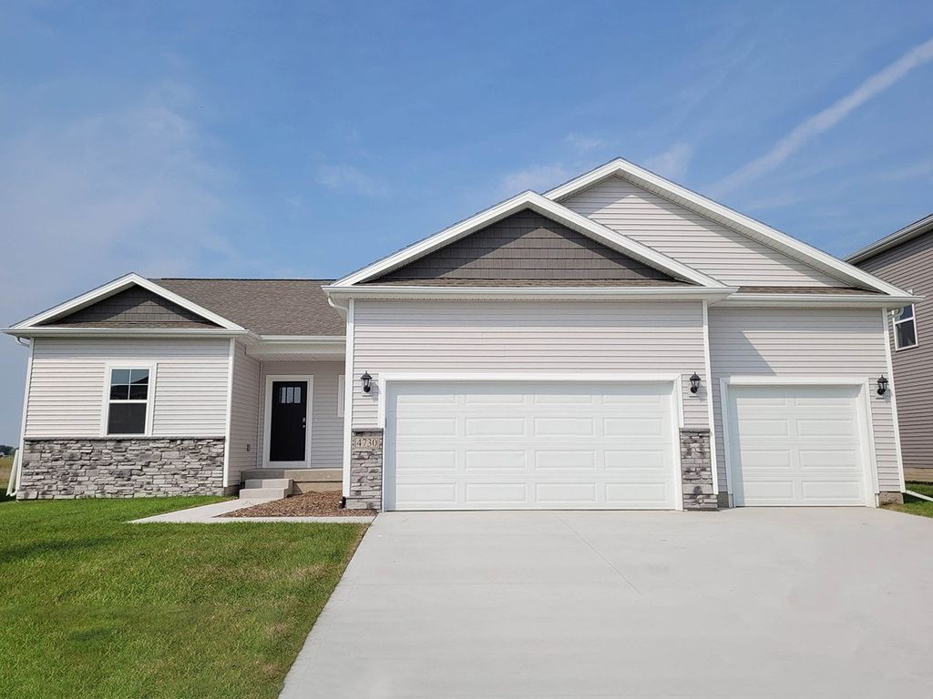 300 Kingfisher Court SW, Bondurant, IA 50035