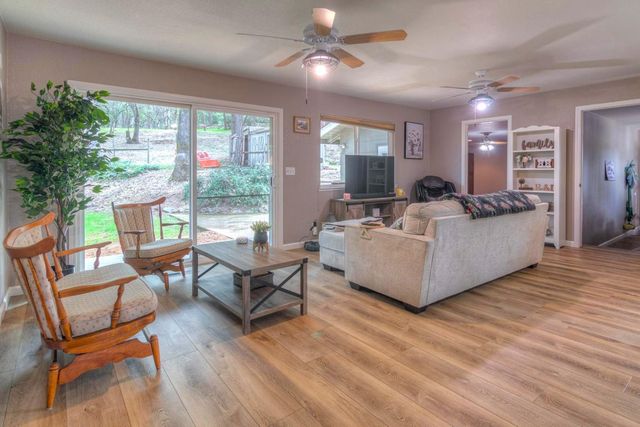 6323 Virginia Dr, Auburn, CA 95602