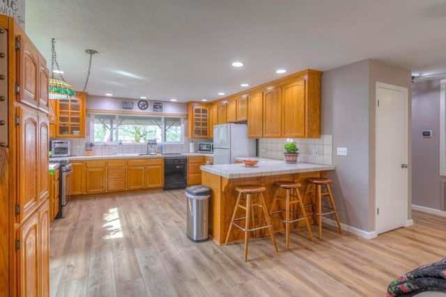 6323 Virginia Dr, Auburn, CA 95602